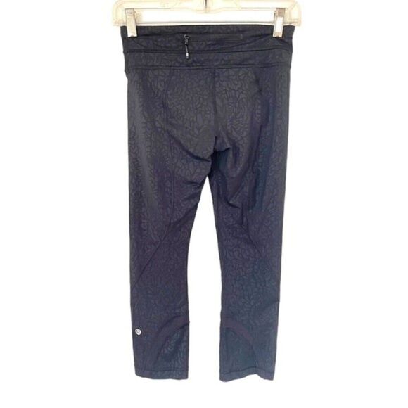 Lululemon Run Inspire Crop Womens Size 4 Black Embossed Floral Legging - Picture 1 of 10